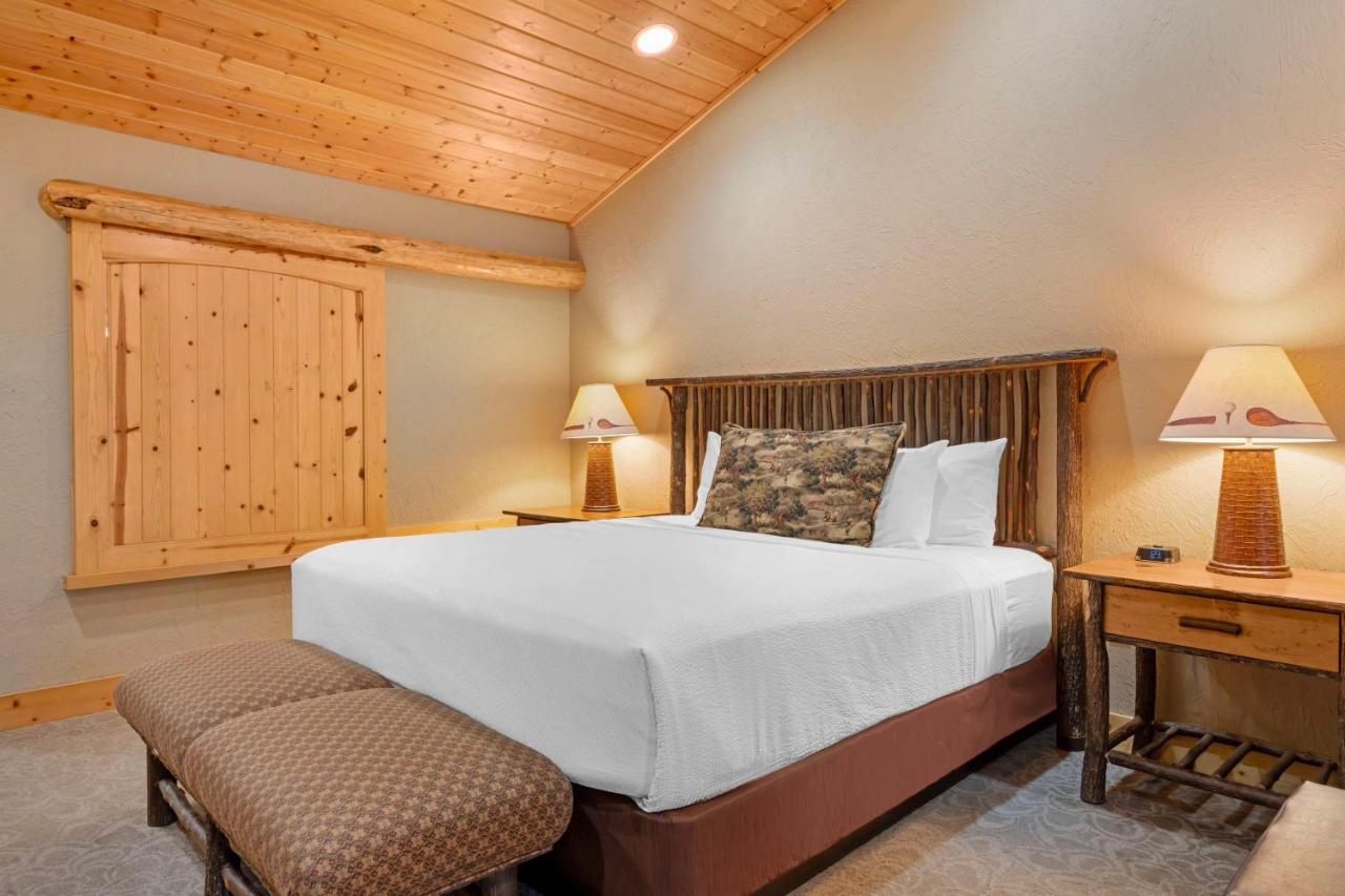 King Suite with Spa Bath - Non-Pet Friendly at Best Western Ponderosa Lodge