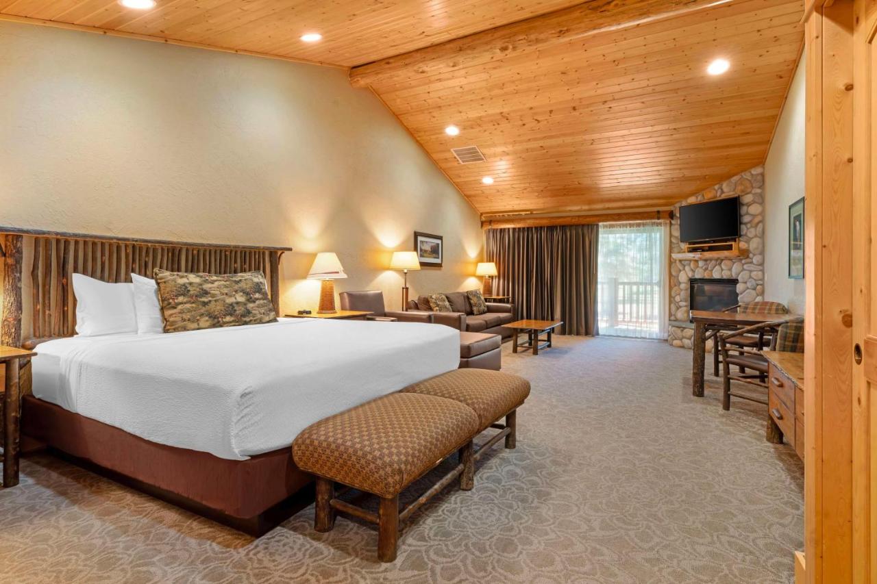 King Suite with Spa Bath - Non-Pet Friendly at Best Western Ponderosa Lodge