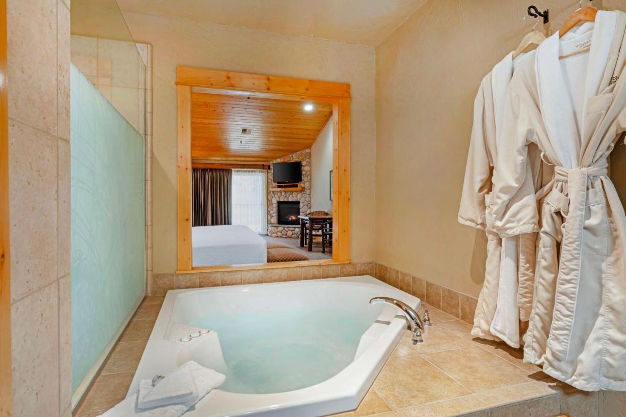 King Suite with Spa Bath - Non-Pet Friendly at Best Western Ponderosa Lodge