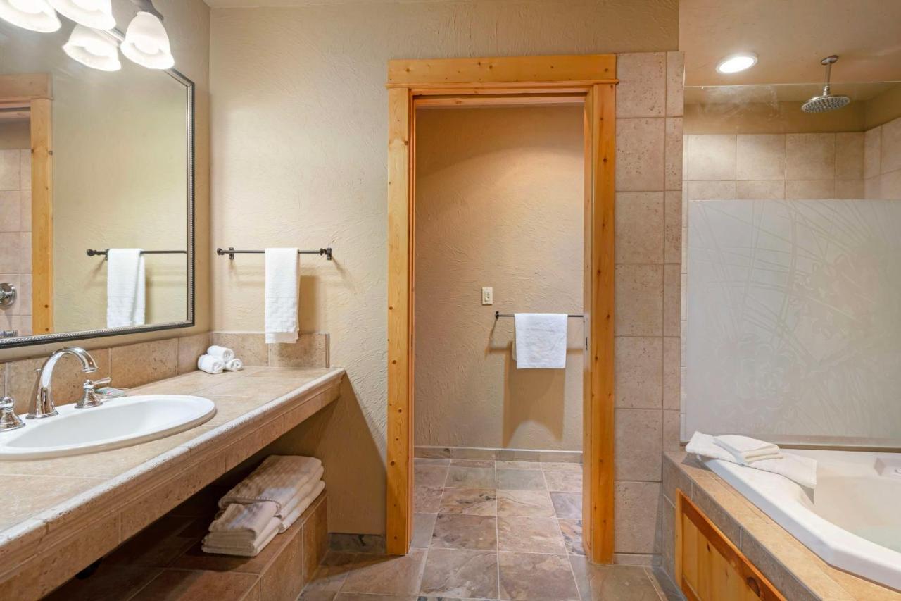King Suite with Sofa Bed and Jetted Tub - Pet Friendly at Best Western Ponderosa Lodge