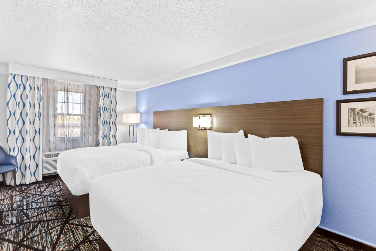 | Days Inn & Suites by Wyndham Schaumburg- Woodfield Mall