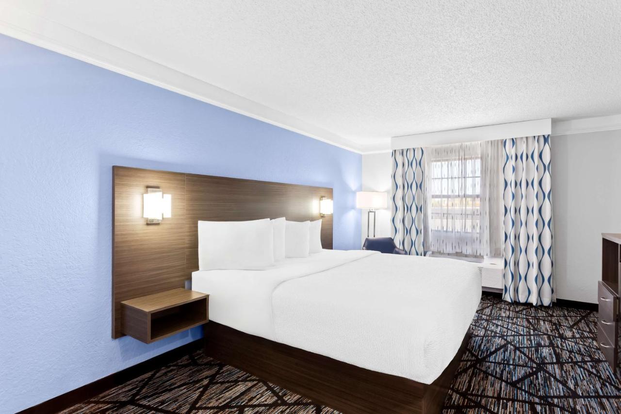 | Days Inn & Suites by Wyndham Schaumburg- Woodfield Mall