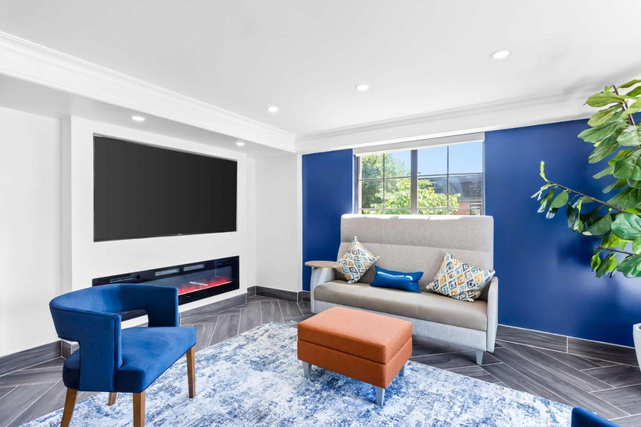  | Days Inn & Suites by Wyndham Schaumburg- Woodfield Mall