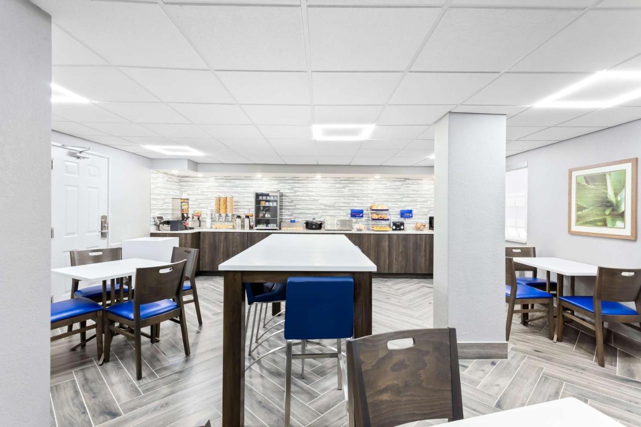 | Days Inn & Suites by Wyndham Schaumburg- Woodfield Mall