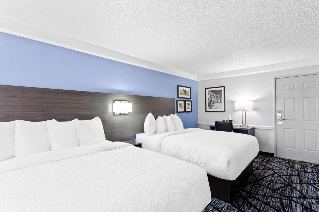 | Days Inn & Suites by Wyndham Schaumburg- Woodfield Mall
