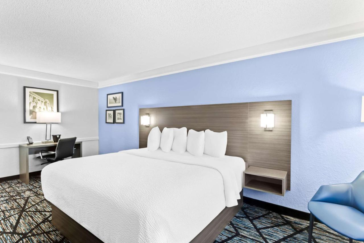 | Days Inn & Suites by Wyndham Schaumburg- Woodfield Mall