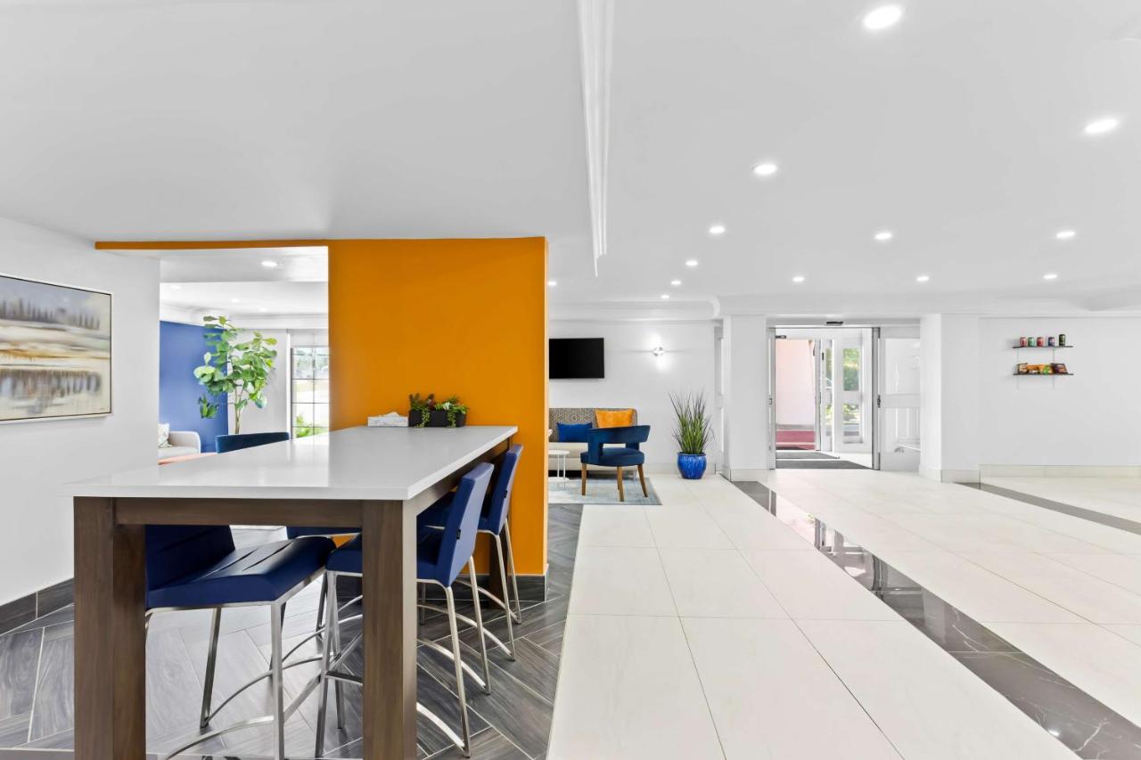 | Days Inn & Suites by Wyndham Schaumburg- Woodfield Mall