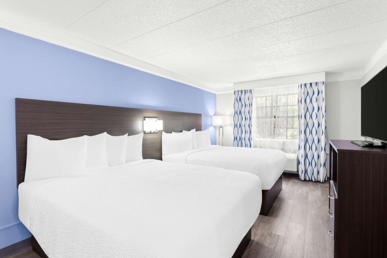 | Days Inn & Suites by Wyndham Schaumburg- Woodfield Mall