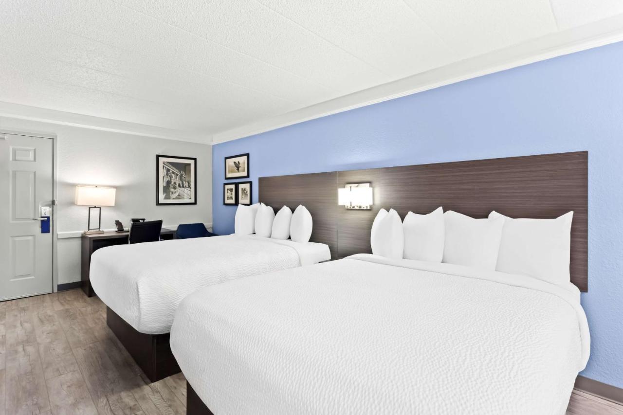 | Days Inn & Suites by Wyndham Schaumburg- Woodfield Mall