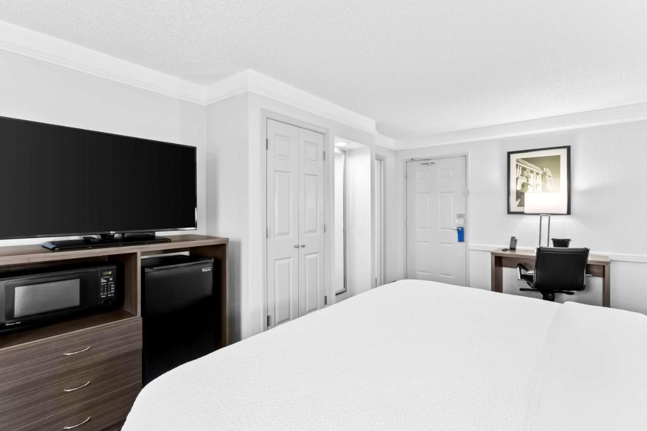 | Days Inn & Suites by Wyndham Schaumburg- Woodfield Mall