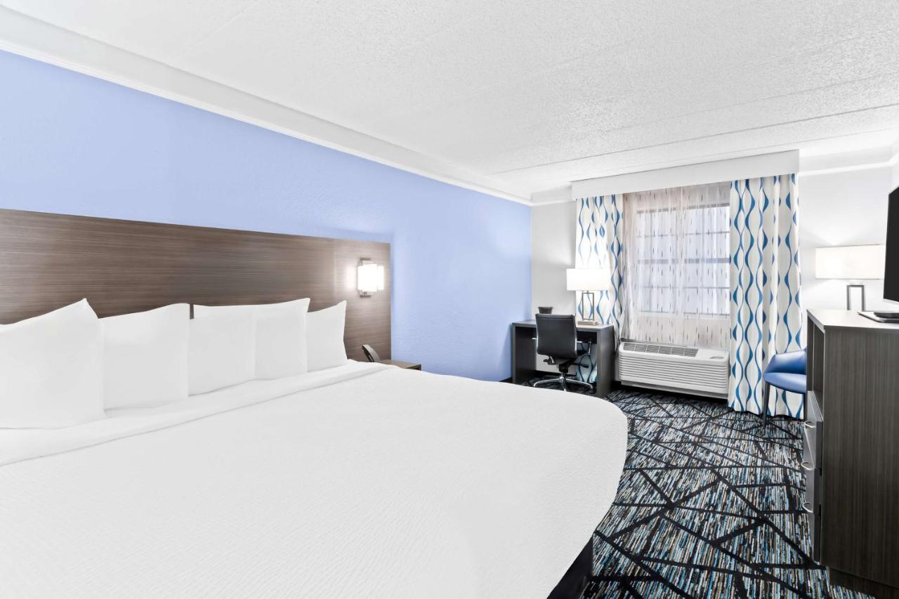 | Days Inn & Suites by Wyndham Schaumburg- Woodfield Mall