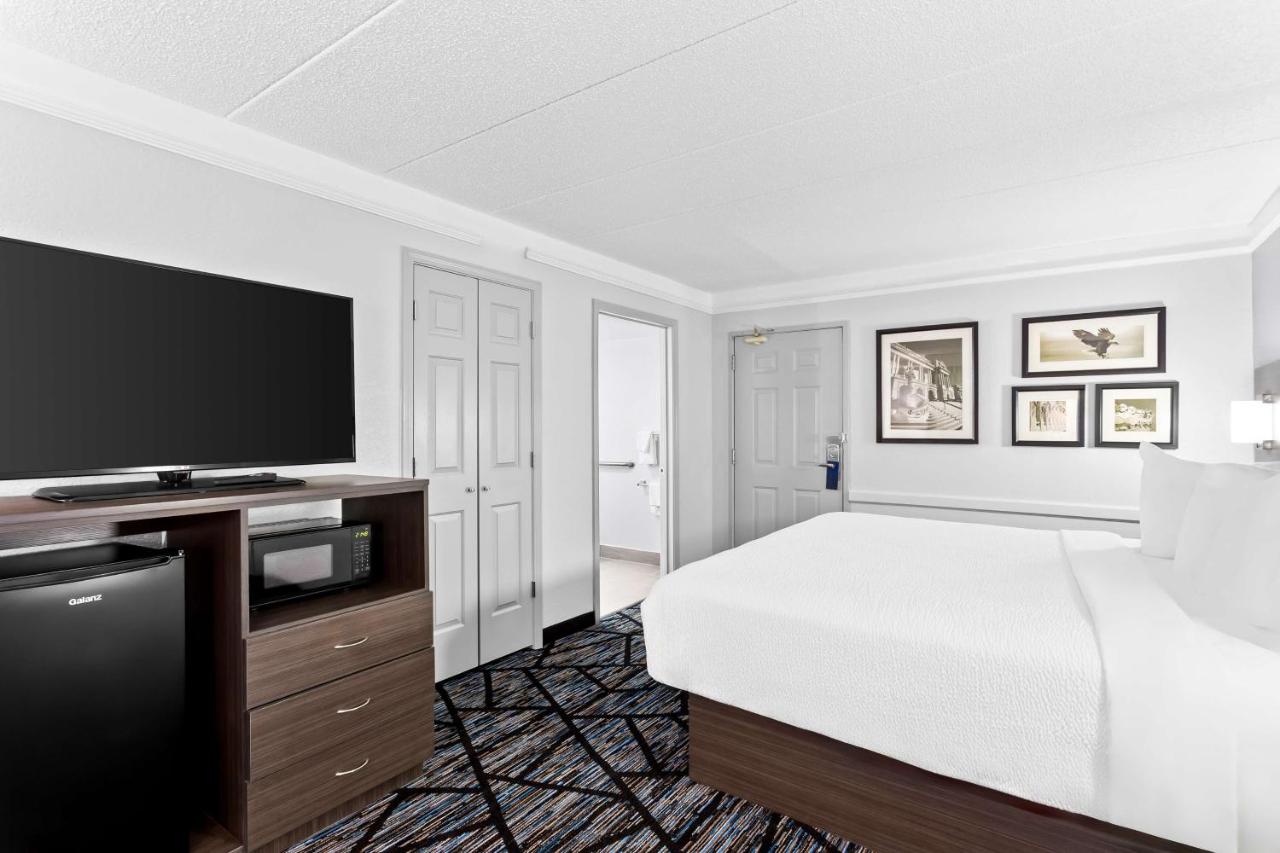 | Days Inn & Suites by Wyndham Schaumburg- Woodfield Mall