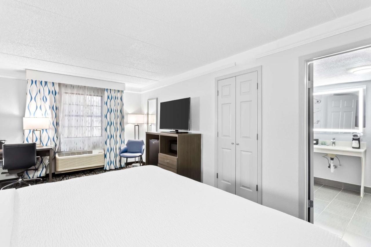 | Days Inn & Suites by Wyndham Schaumburg- Woodfield Mall