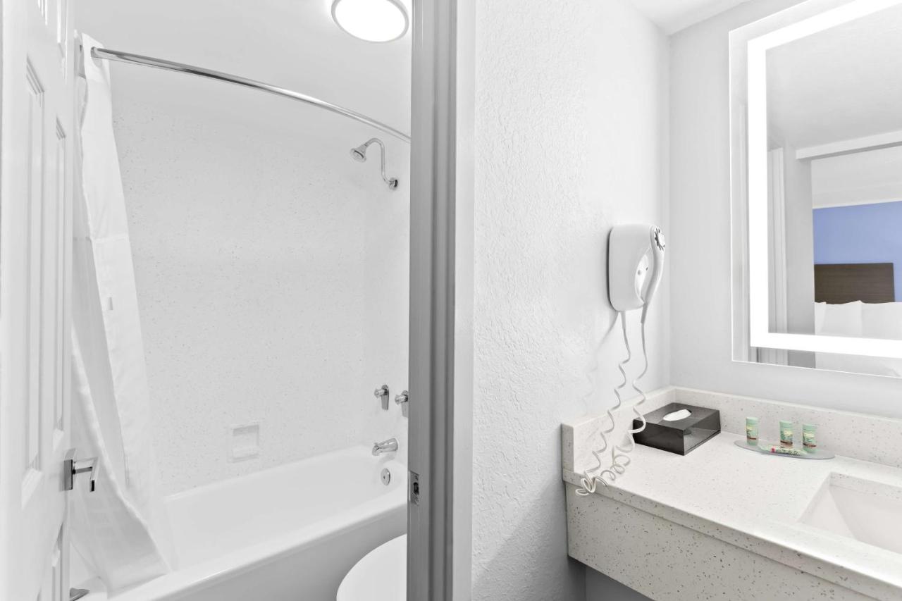 | Days Inn & Suites by Wyndham Schaumburg- Woodfield Mall