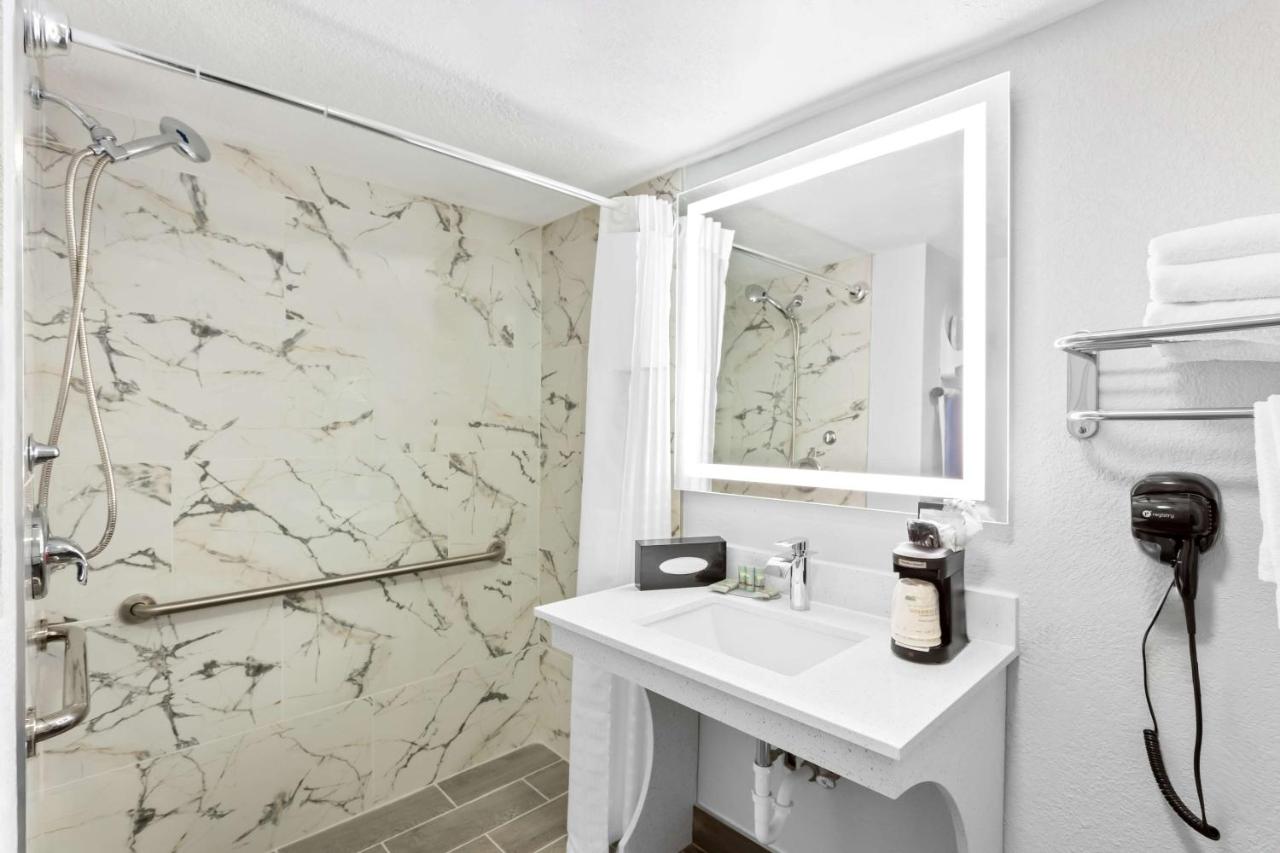 | Days Inn & Suites by Wyndham Schaumburg- Woodfield Mall