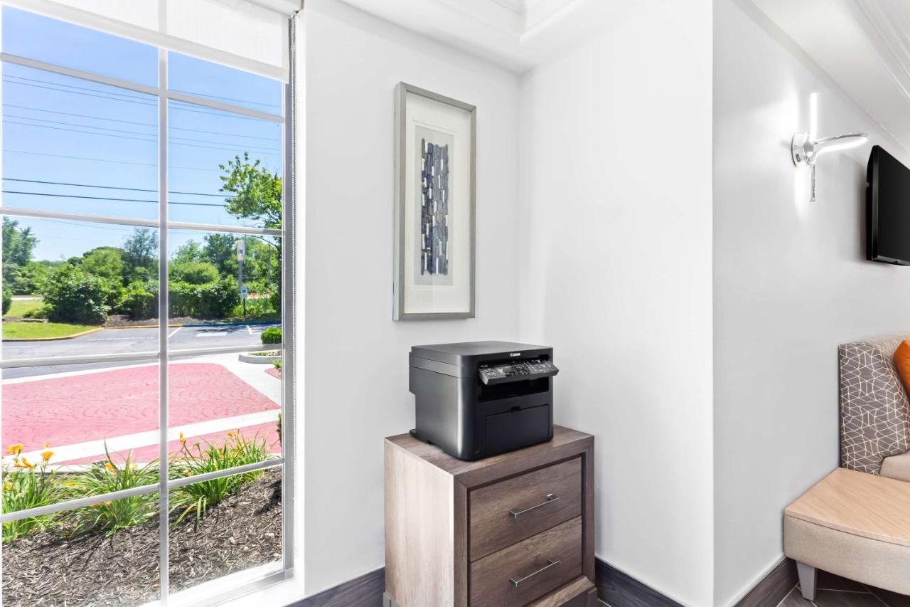 | Days Inn & Suites by Wyndham Schaumburg- Woodfield Mall