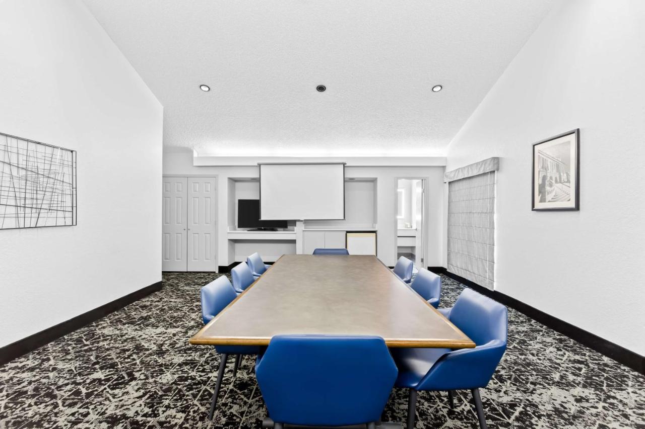 | Days Inn & Suites by Wyndham Schaumburg- Woodfield Mall