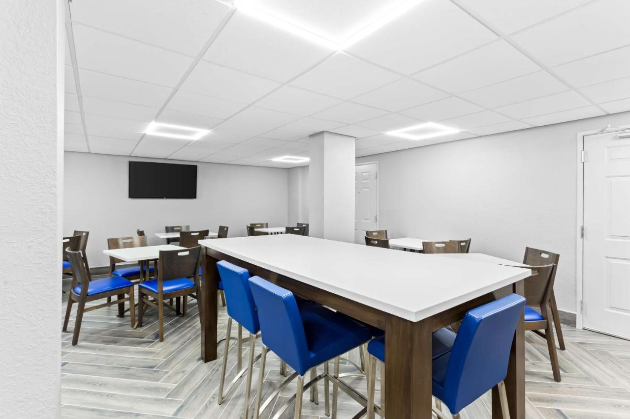 | Days Inn & Suites by Wyndham Schaumburg- Woodfield Mall