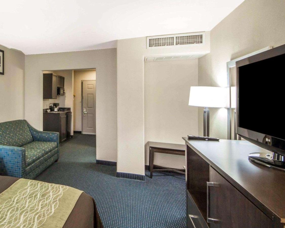 King Suite - Non-Smoking at Quality Inn Tulsa - Downtown West