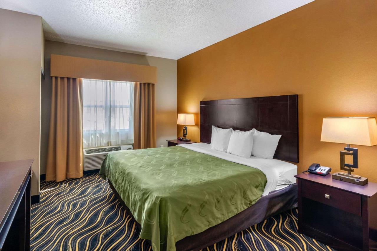 Executive King Suite - Disability Access/Non-Smoking at Quality Suites Addison - Dallas