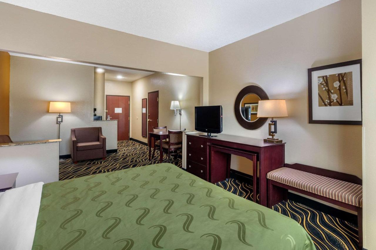 Executive King Suite - Disability Access/Non-Smoking at Quality Suites Addison - Dallas