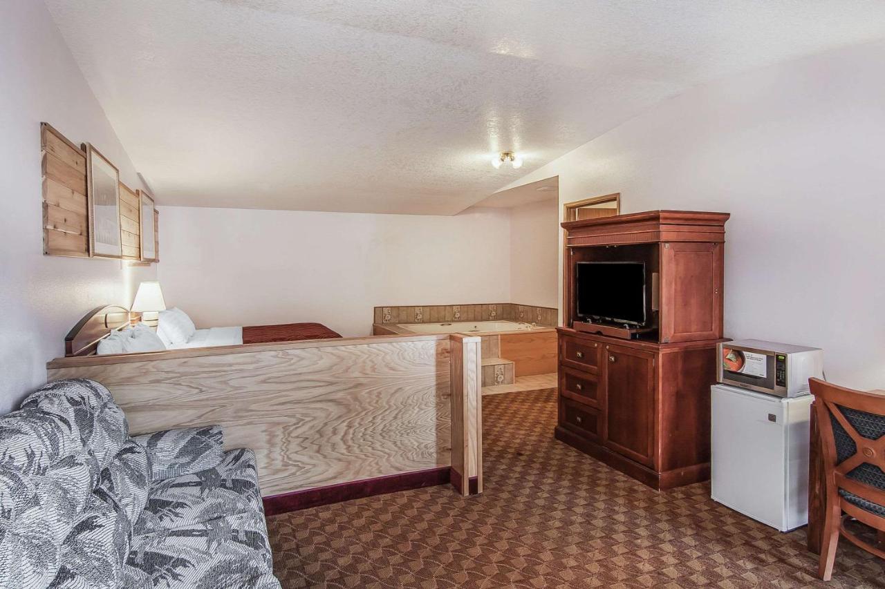 | Econo Lodge Inn & Suites Madras