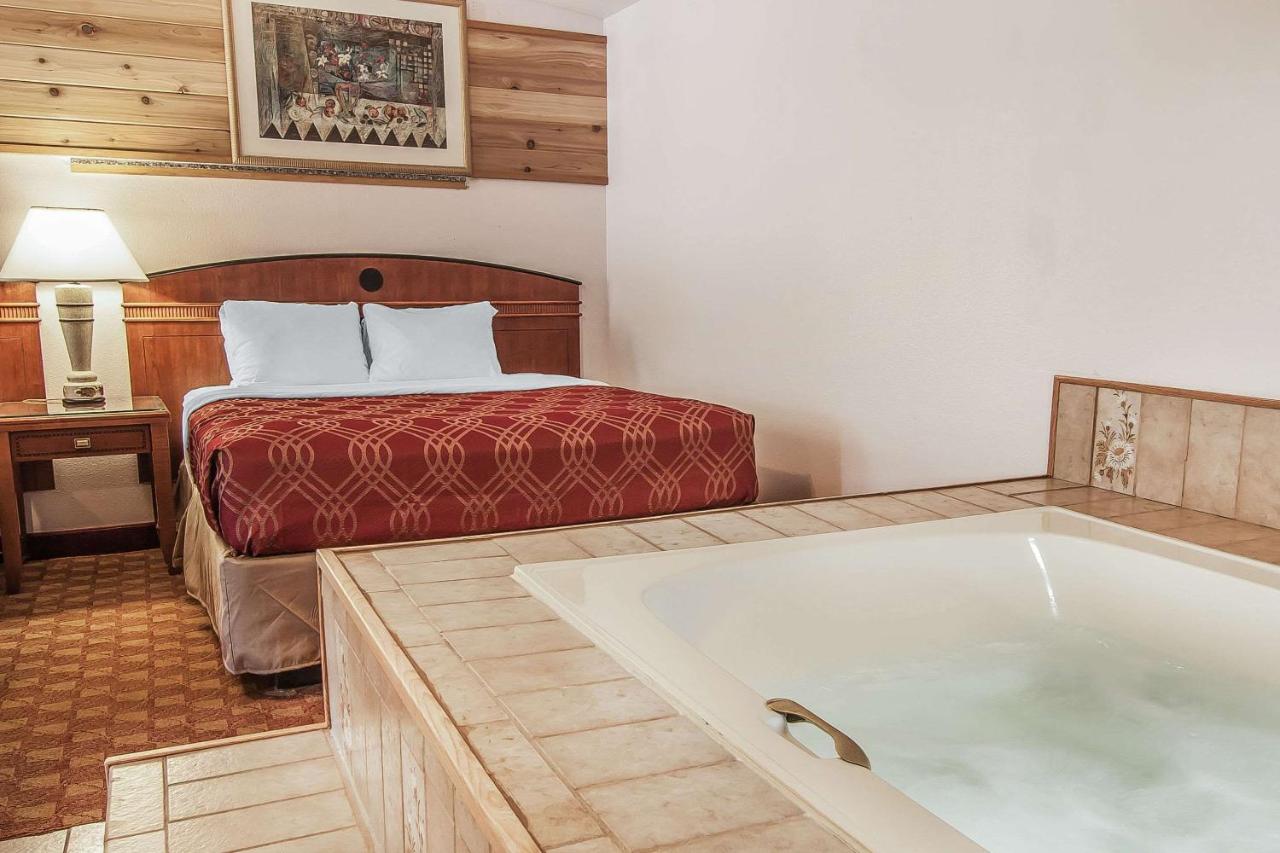 | Econo Lodge Inn & Suites Madras