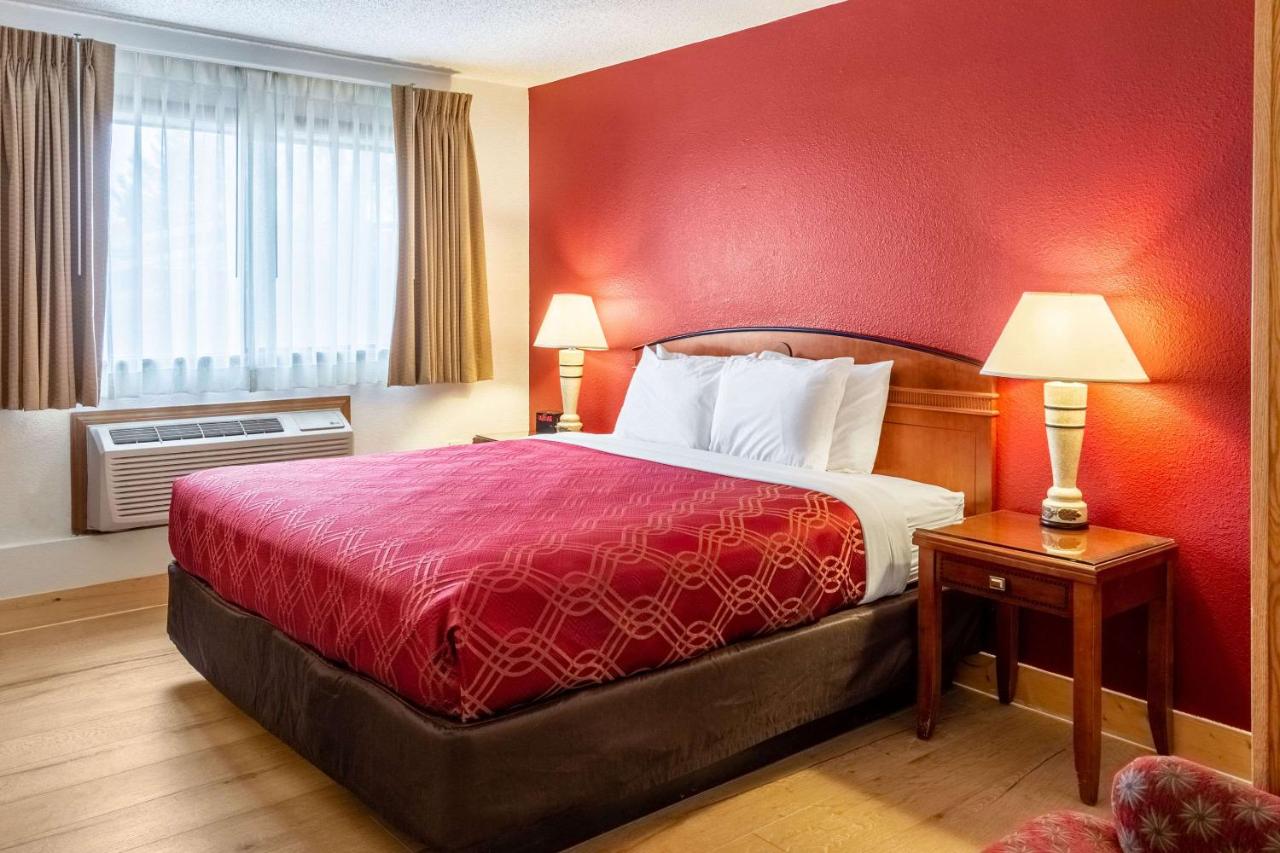 | Econo Lodge Inn & Suites Madras