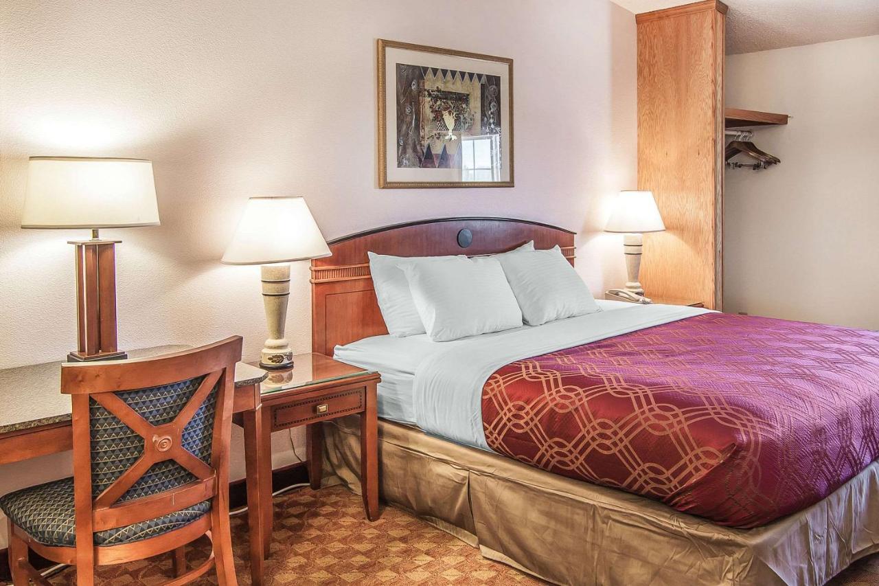 | Econo Lodge Inn & Suites Madras