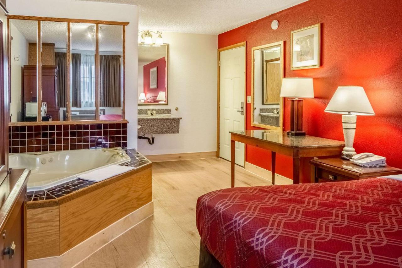 | Econo Lodge Inn & Suites Madras