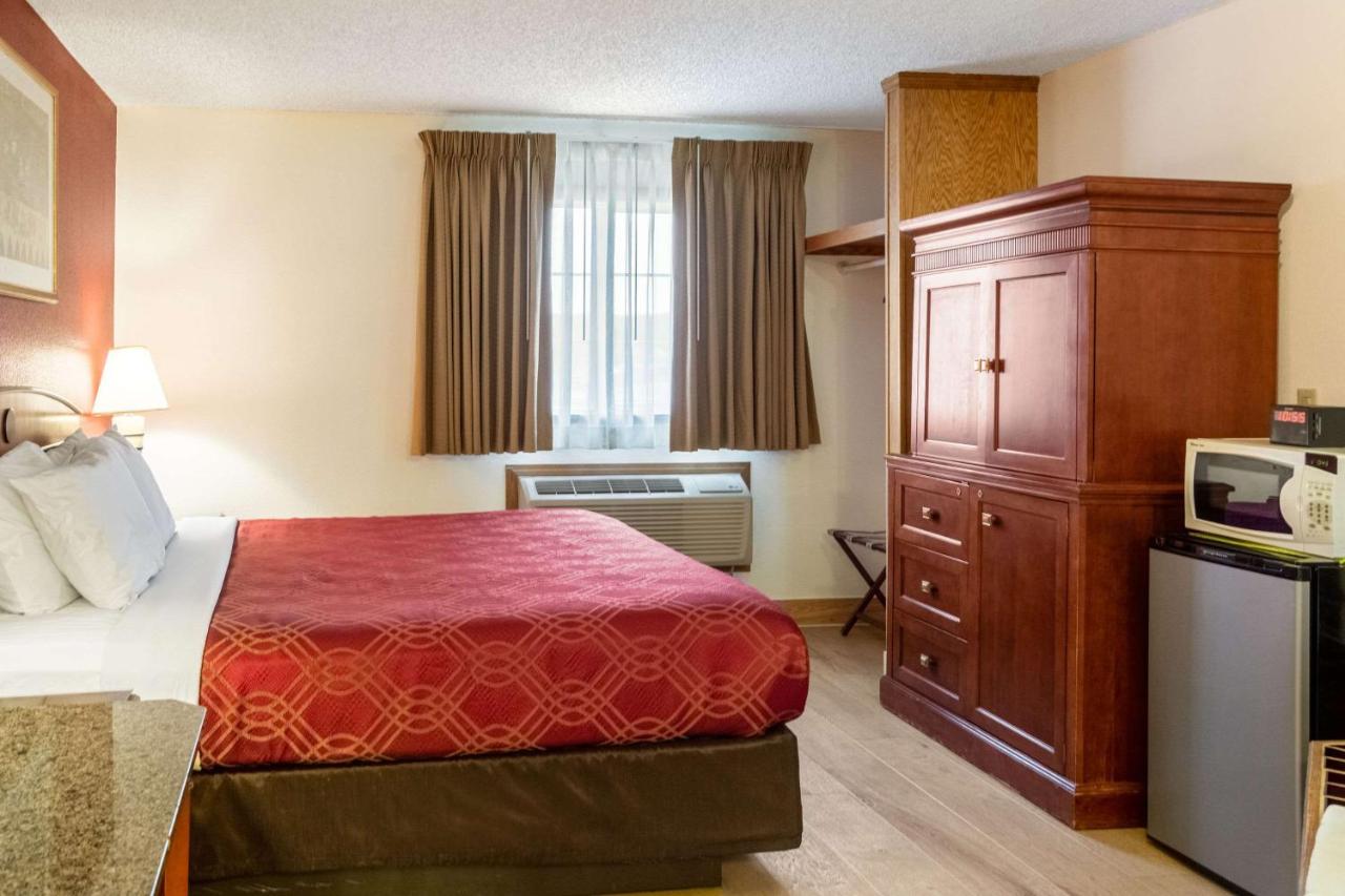 | Econo Lodge Inn & Suites Madras