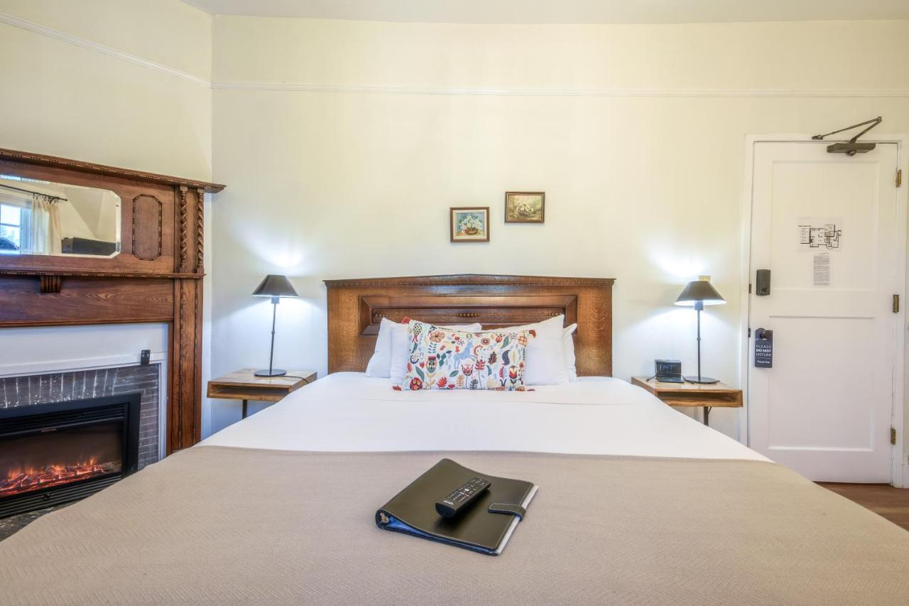 | Cedar Gables Inn