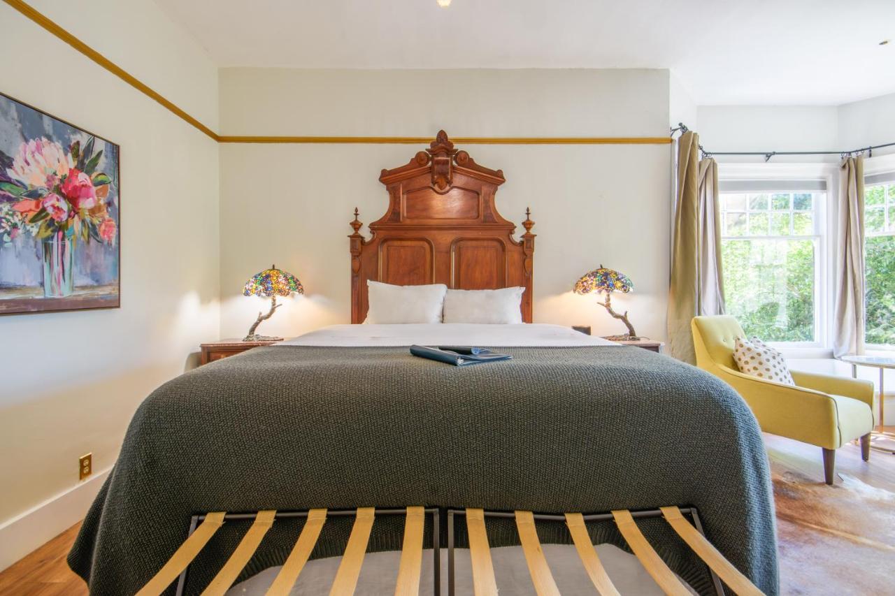 | Cedar Gables Inn