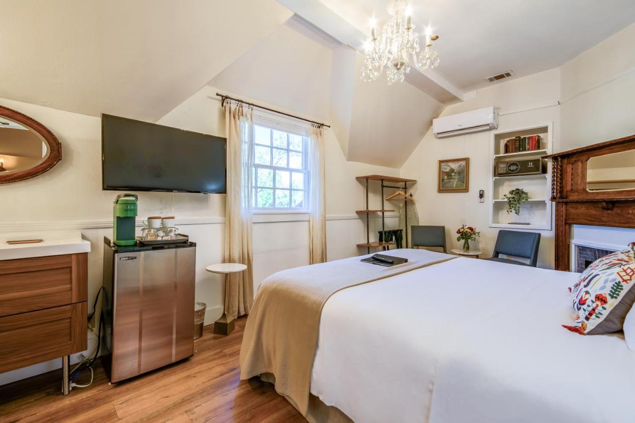 | Cedar Gables Inn