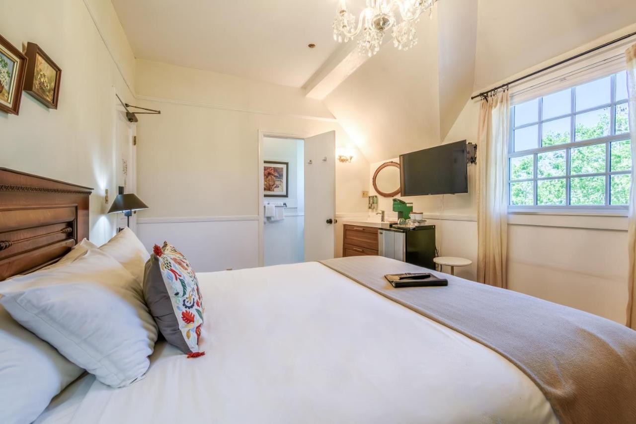 | Cedar Gables Inn