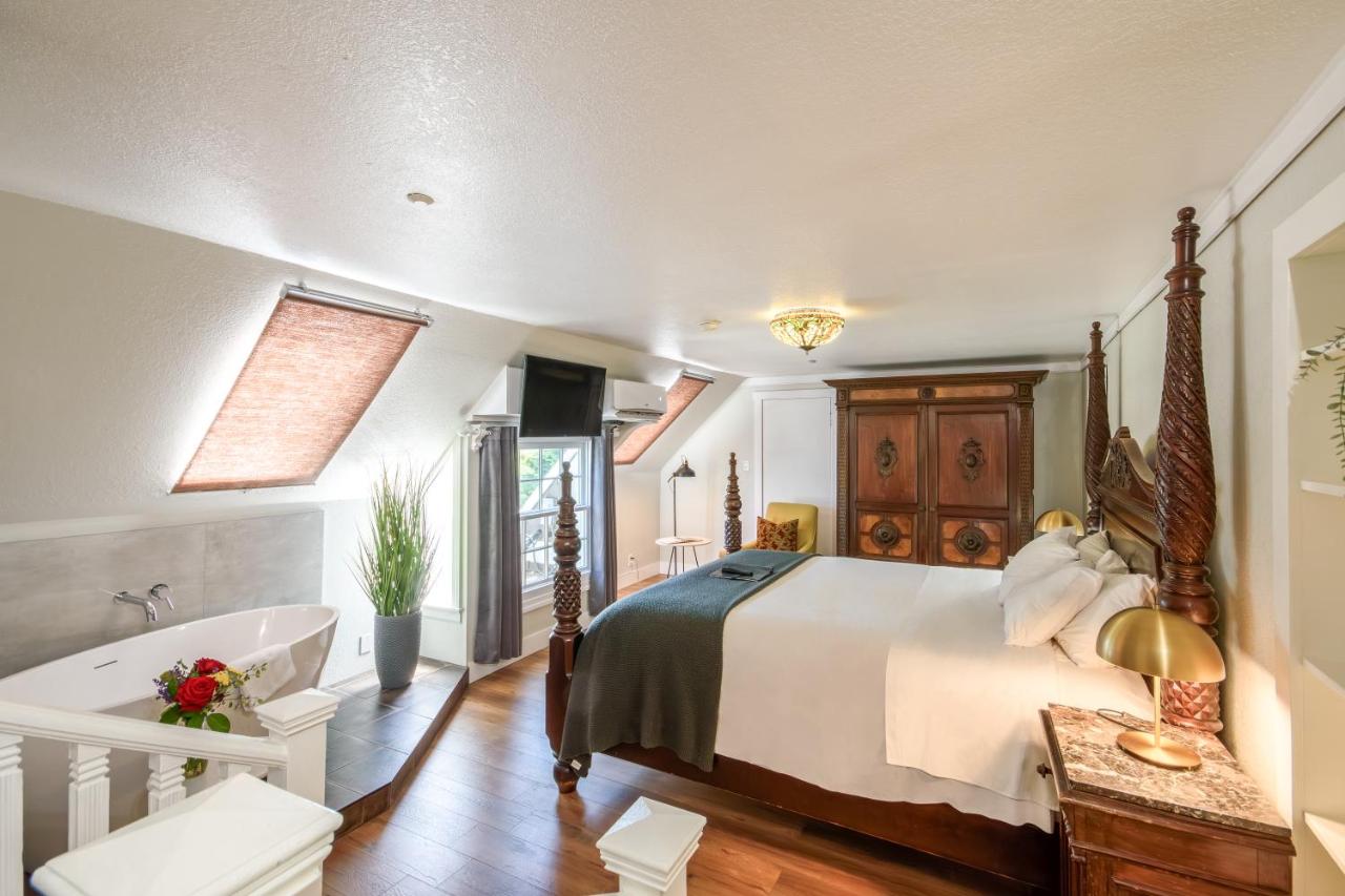 | Cedar Gables Inn