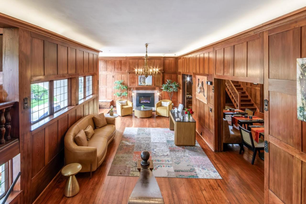 | Cedar Gables Inn