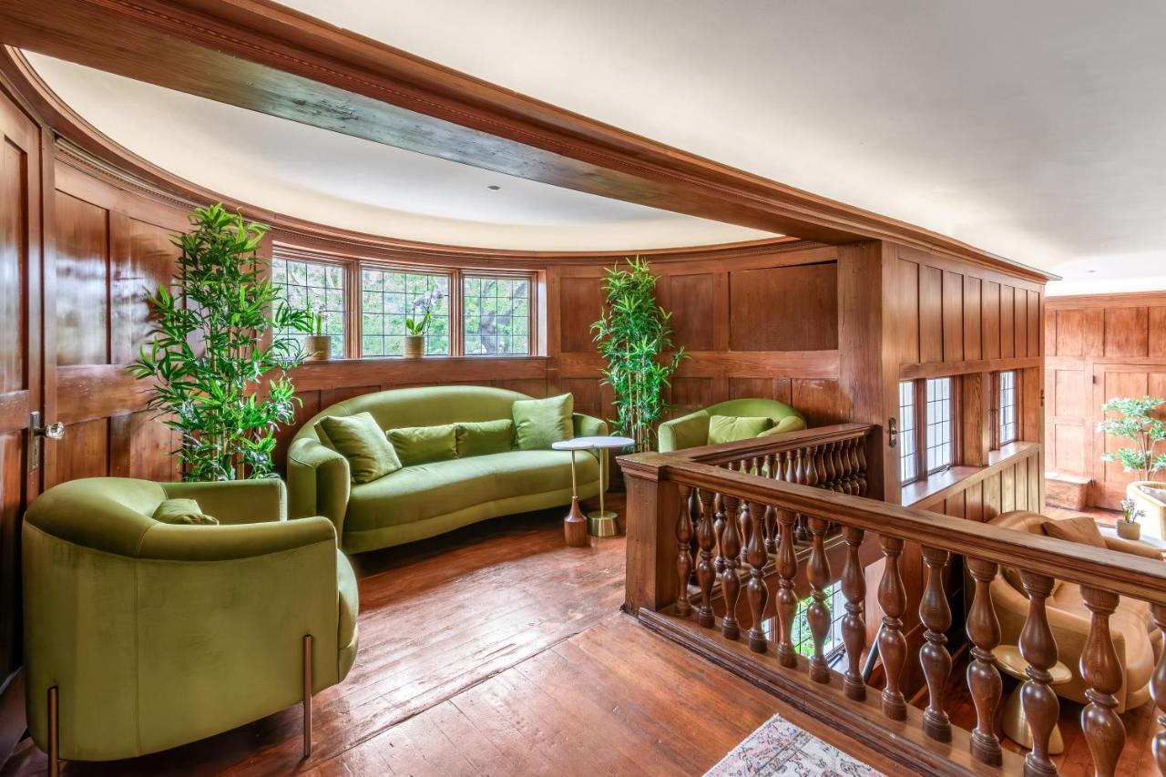 | Cedar Gables Inn