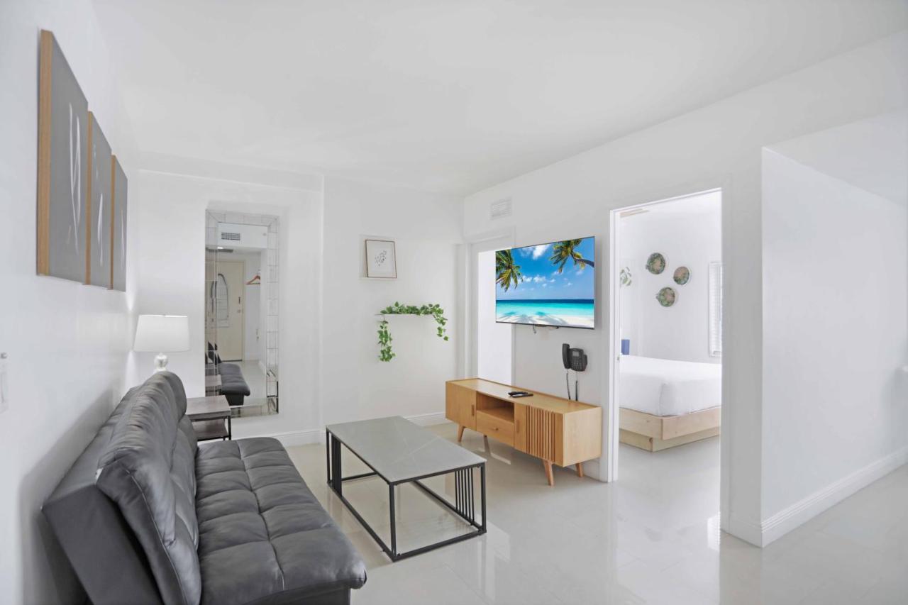 Deluxe One Bedroom Suite with Kitchen at Hotel Belleza