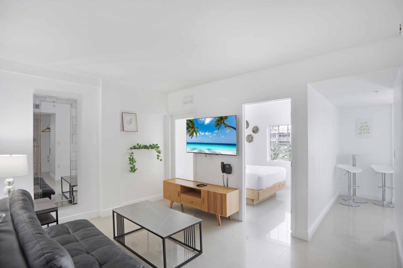 Deluxe One Bedroom Suite with Kitchen at Hotel Belleza