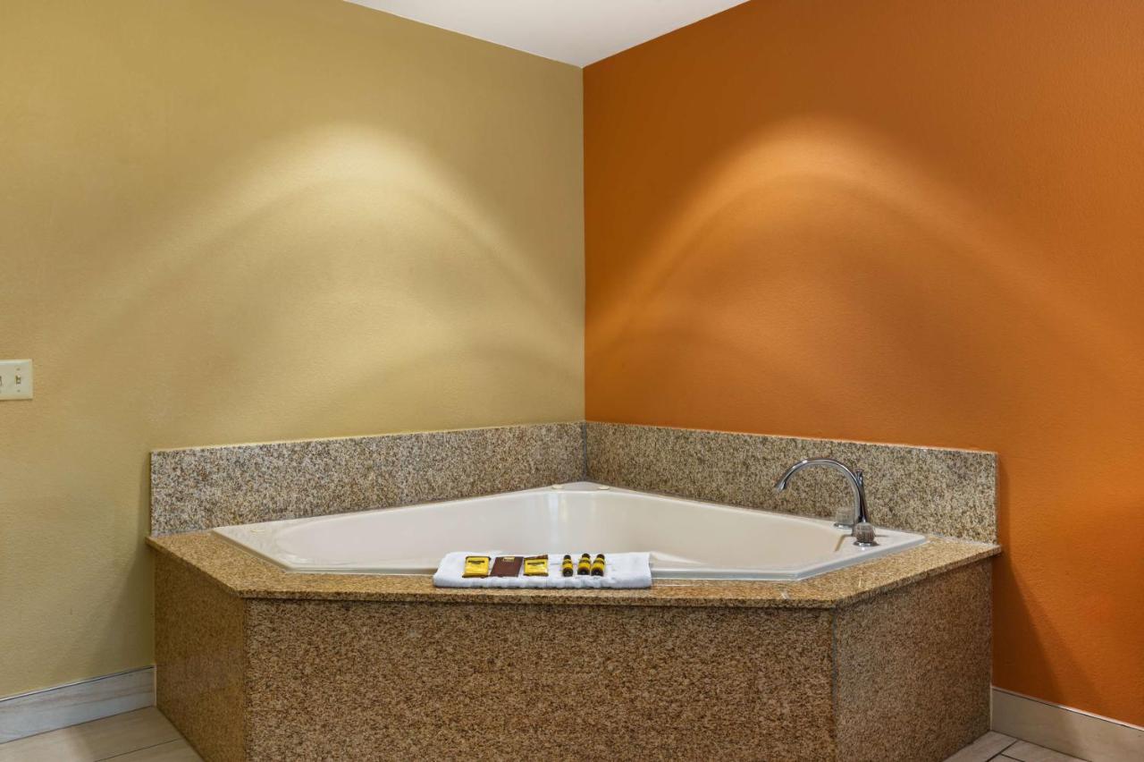 King Suite with Spa Bath - Non-Smoking at Best Western Plus Georgetown Corporate Center Hotel