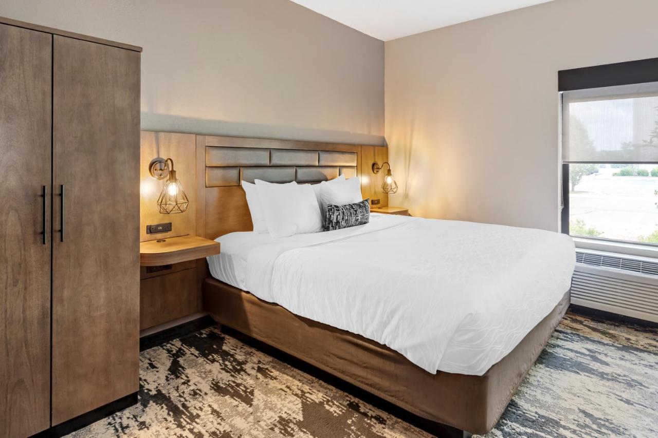 King Suite with Sofa Bed at Best Western Plus Bourbonnais Hotel & Suites