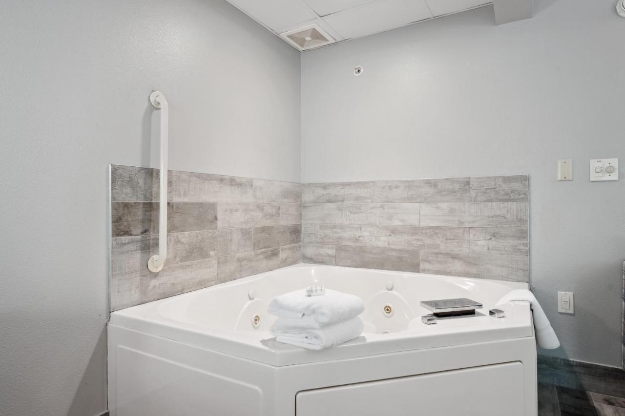 Deluxe King Room - Mobility Access/Non-Smoking at AmericInn by Wyndham Wisconsin Dells