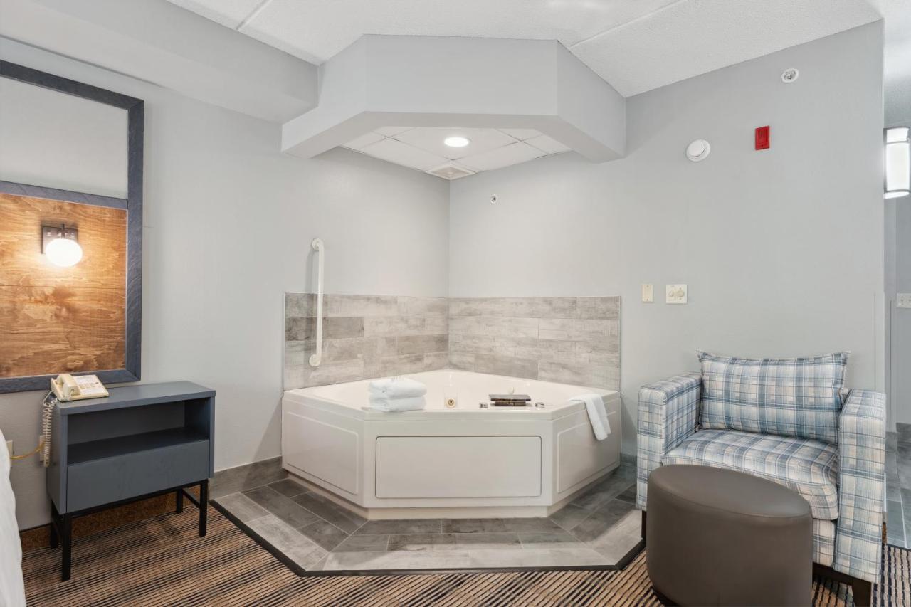 Deluxe King Room - Mobility Access/Non-Smoking at AmericInn by Wyndham Wisconsin Dells