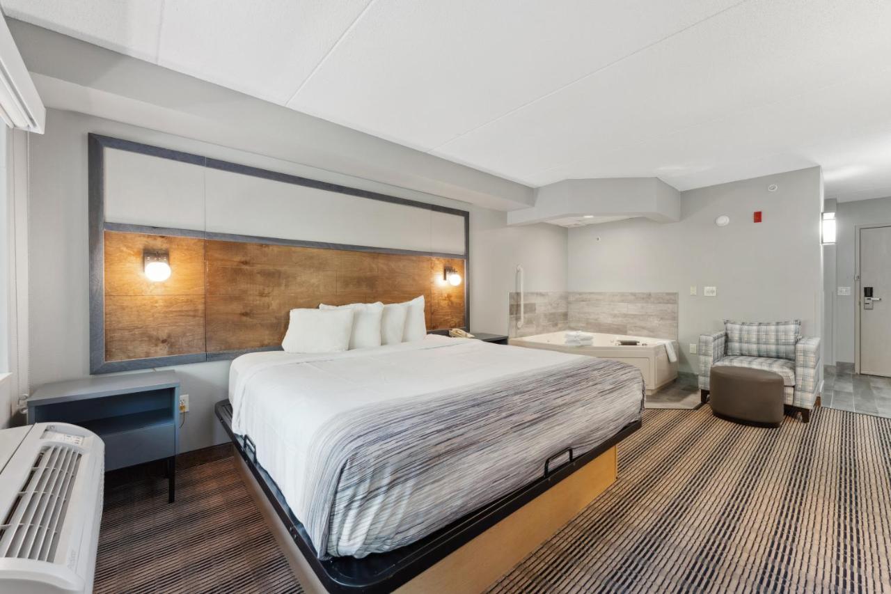 Deluxe King Room - Mobility Access/Non-Smoking at AmericInn by Wyndham Wisconsin Dells