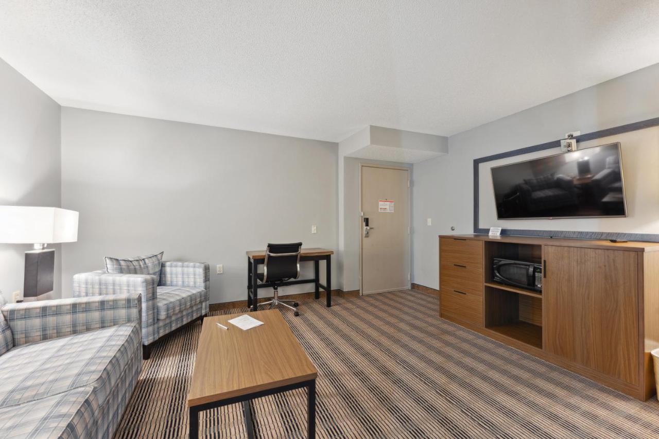 One-Bedroom King Suite - Non-Smoking at AmericInn by Wyndham Wisconsin Dells