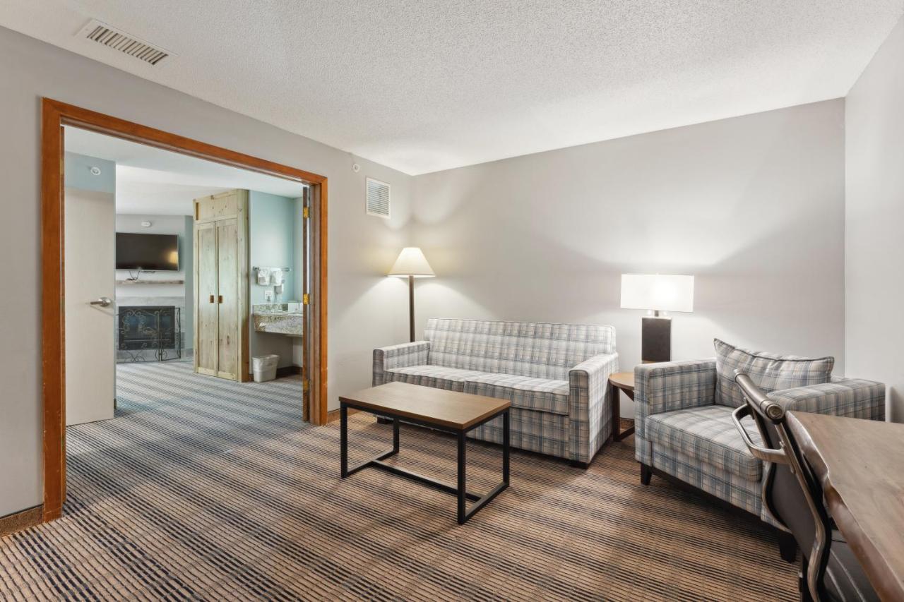 One-Bedroom King Suite - Non-Smoking at AmericInn by Wyndham Wisconsin Dells
