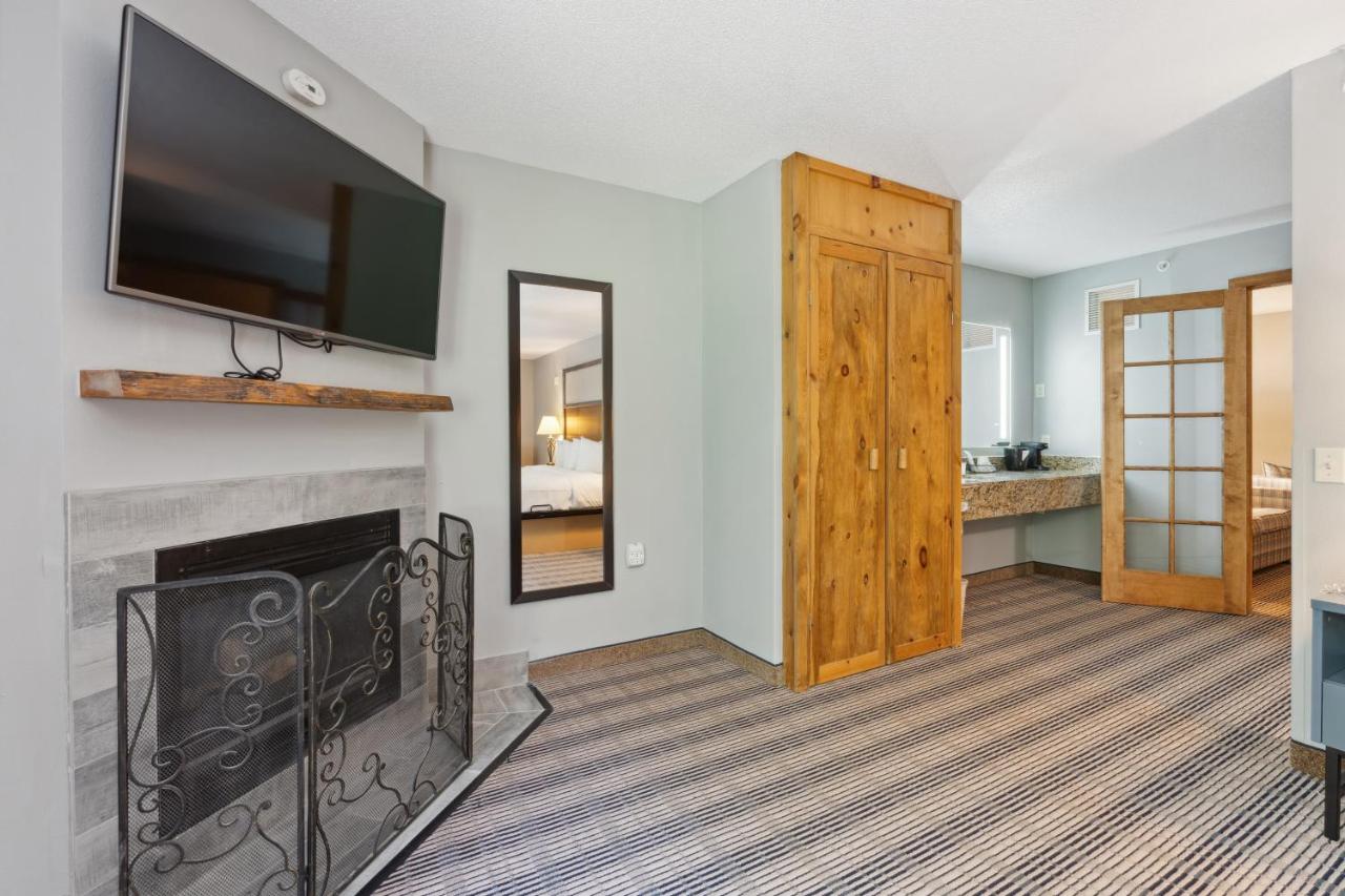 One-Bedroom King Suite - Non-Smoking at AmericInn by Wyndham Wisconsin Dells