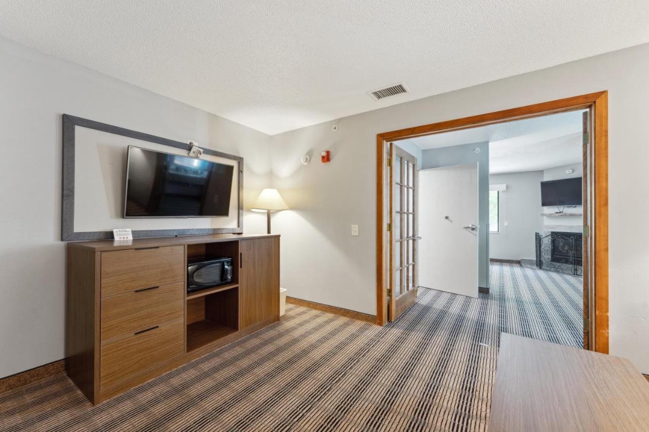 One-Bedroom King Suite - Non-Smoking at AmericInn by Wyndham Wisconsin Dells