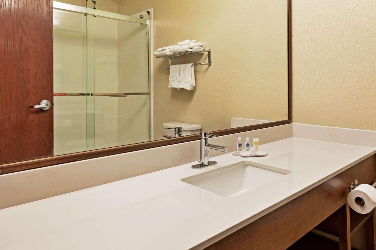King Room - Non-Smoking at Comfort Inn Whitehall near Michigan's Adventure